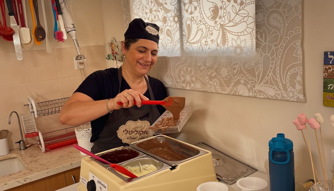 טלי דורי בעבודה בבוטיק השוקולד